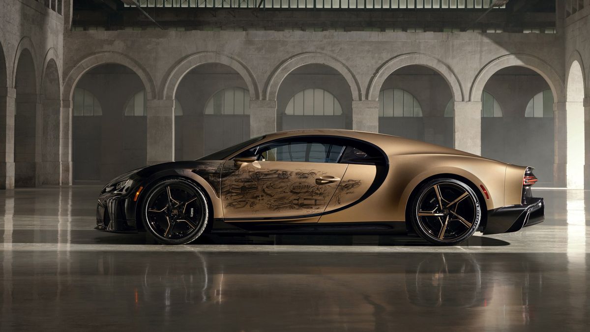 Jedinečný chiron má na dveřích úchvatně namalovanou zlatou éru Bugatti